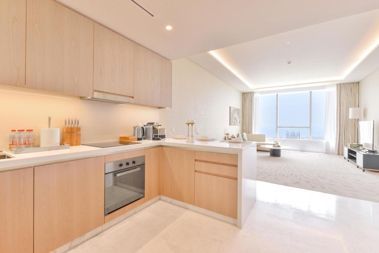 Ultra Luxury Palm Tower With Shared Hotel Facilities Дубай Екстериор снимка
