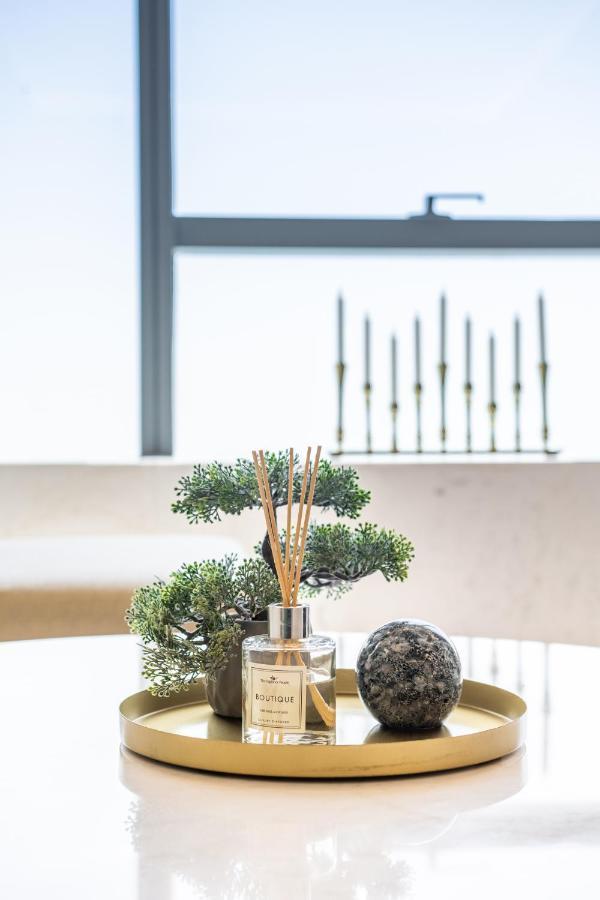 Ultra Luxury Palm Tower With Shared Hotel Facilities Дубай Екстериор снимка